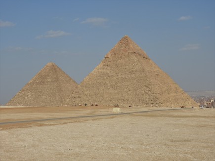 Khafre's Pyramid appears larger due to higher elevation and The great pyramid (Khufu’s pyramid) back